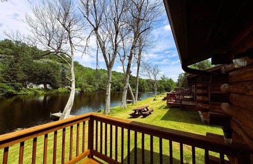 Crystal Falls House | Riverfront Cabin 3