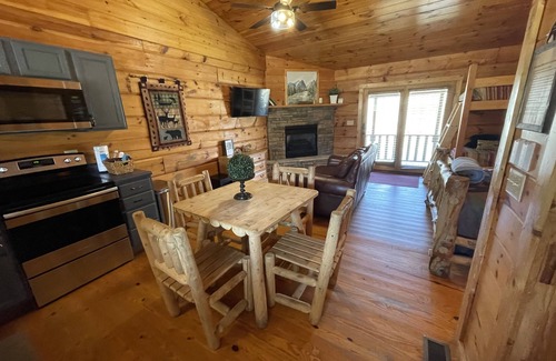 Townsend Cabin | Riverfront Cabin, 5 min to Smoky Mountains National Park! Fish in backyard!