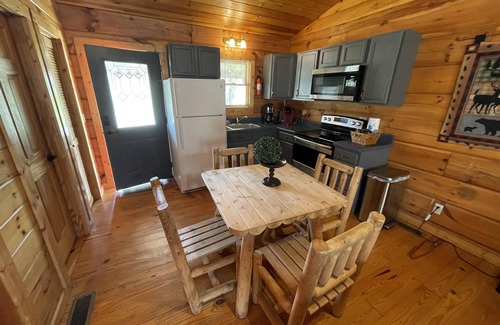 Townsend Cabin | Riverfront Cabin, 5 min to Smoky Mountains National Park! Fish in backyard!