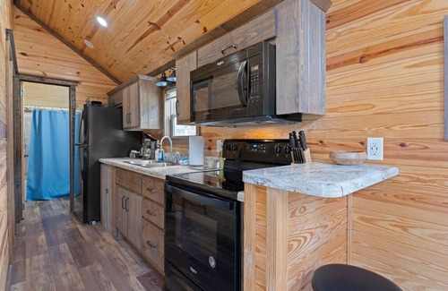 Sylva House | Riverfront Cabin, Fish, Hike & 5 Min to Sylva