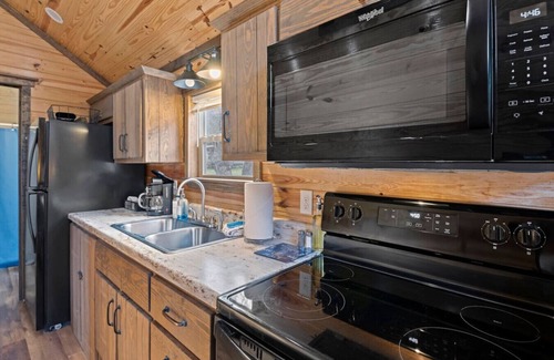 Sylva House | Riverfront Cabin, Fish, Hike & 5 Min to Sylva