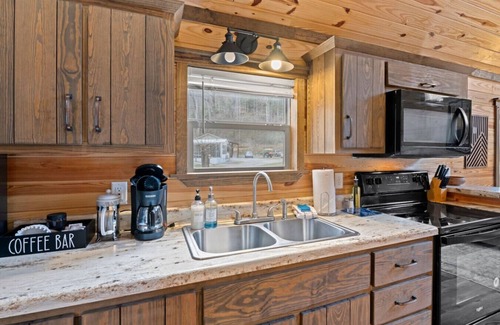 Sylva House | Riverfront Cabin, Fish, Hike & 5 Min to Sylva