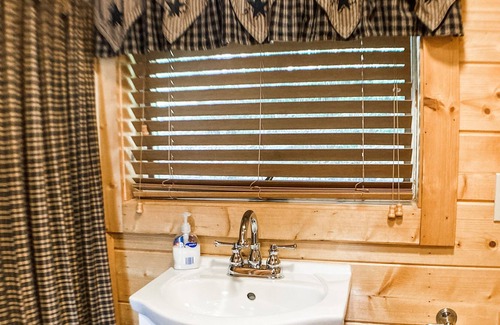 Elkton Cabin | Riverfront Cabin near Massanutten Resort with Hot Tub and Fire Pit