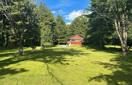 White Mills House | Riverfront Cabin Retreat on the Delaware, 5 mins from Narrowsburg, 2hrs from NYC