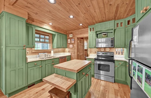 Rutherfordton Cabin | Riverfront cabin, private, hot tub, firepit, quiet, gated community