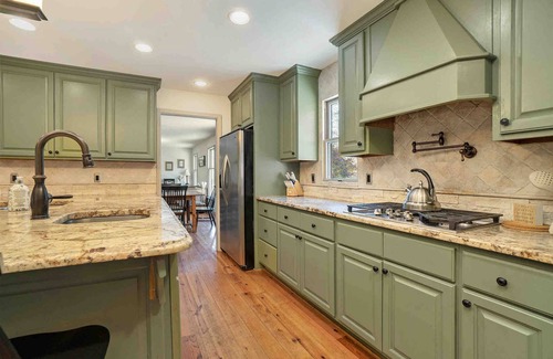 Douglasville House | Riverfront Cabin w/Hot Tub & Outdoor Movie Screen. Quiet Retreat In The Woods!