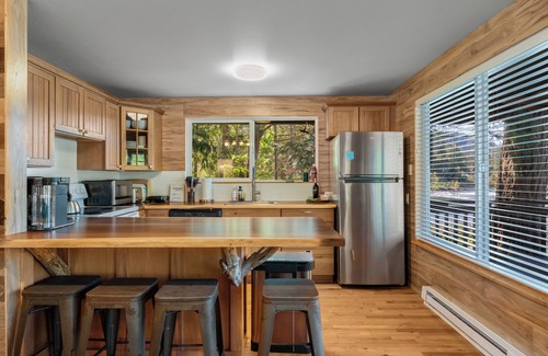 Gold Bar Cabin | Riverfront Cabin w/Views-Hot Tub,AC,Pets