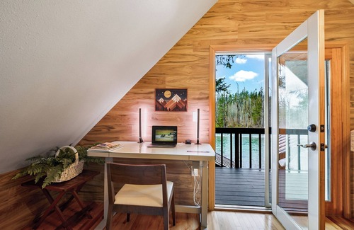 Gold Bar Cabin | Riverfront Cabin w/Views-Hot Tub,AC,Pets