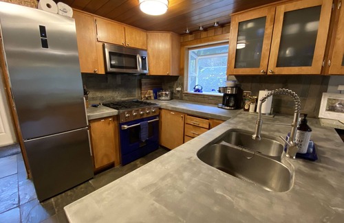 Gold Bar Cabin | Riverfront Cabin with Hot Tub & AC on 2 Acres. Pet Friendly. Back-up Generator.