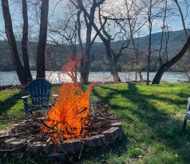 Rileyville House | Riverfront cabin with hot tub, kayaks, dock, dog ok