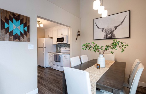 Fraser Condo | Riverfront Family-Friendly 4BR, Walkable , King Bed, Peak Fall Leaves