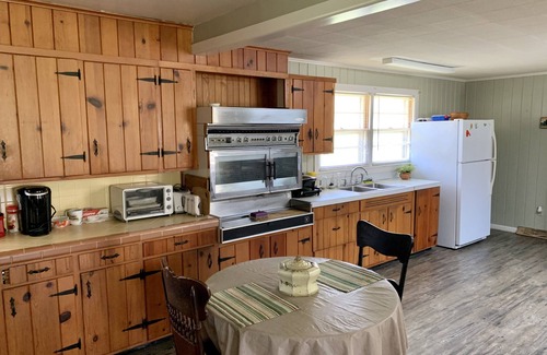 Berryville House | Riverfront fishing and floating getaway