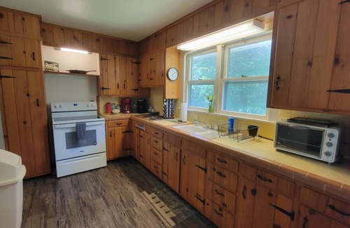 Berryville House | Riverfront fishing and floating getaway