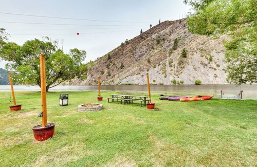 Helena Cottage | Riverfront Helena Retreat w/Small Dock + Kayaks!
