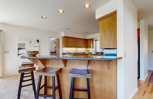Oregon Water Wonderland House | Riverfront home close to Mt. Bachelor with a private hot tub and dock