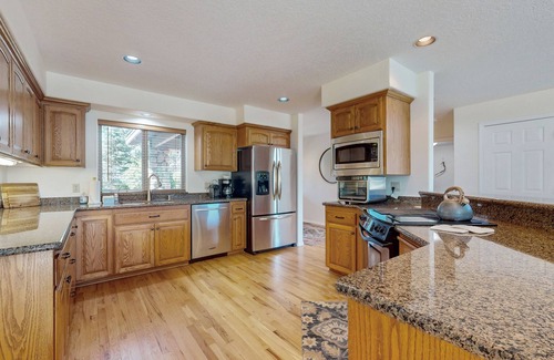 Oregon Water Wonderland House | Riverfront home close to Mt. Bachelor with a private hot tub and dock