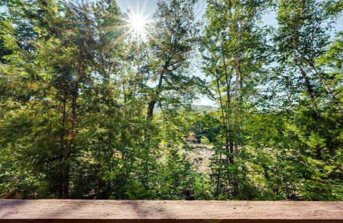 Lincoln Apartment | Riverfront Lincoln Condo with Patio and Pool Access!