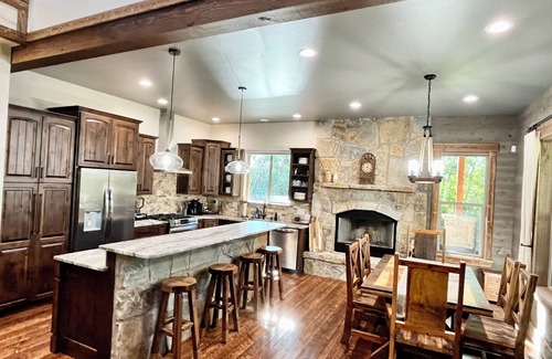 Hamilton House | Riverfront Luxury Cabin With Pond And Hot Tub.