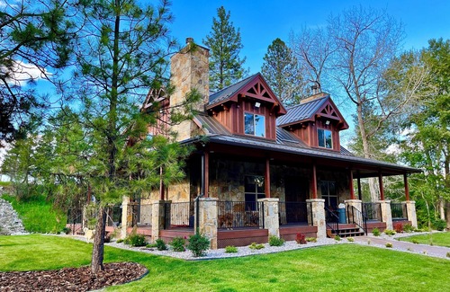 Hamilton House | Riverfront Luxury Cabin With Pond And Hot Tub.