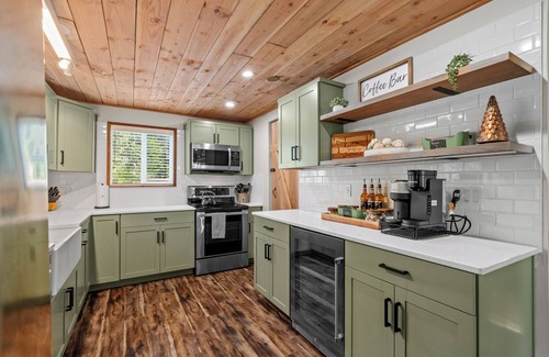 Ashford Cabin | Riverfront Luxury Cabin-Hot Tub-EV-Deluxe Kitchen-WiFi