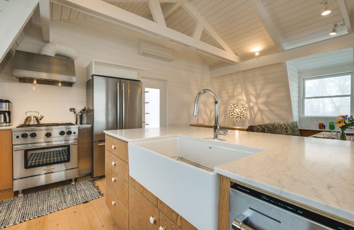 Whitehall House | Riverfront Montana Retreat - Deck, Fire Pit & Pond