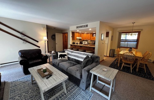 Lincoln Condo | Riverfront Mountainside Retreat- 3 minutes to Loon Mountain!
