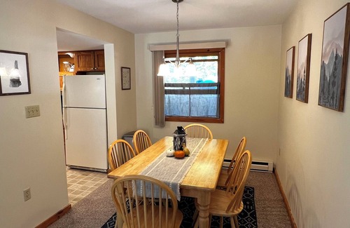 Lincoln Condo | Riverfront Mountainside Retreat- 3 minutes to Loon Mountain!
