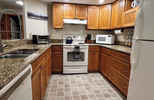 Lincoln Condo | Riverfront Mountainside Retreat- 3 minutes to Loon Mountain!