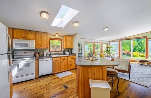 Gold Bar House | Riverfront Paradise w/Hot Tub-Little River House