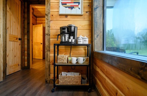 Golden Cabin | Riverfront Retreat | Kayaks, Fishing & Hot Tub!