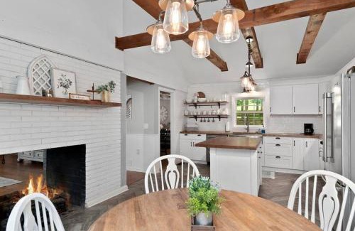 Lynn House | Riverfront Retreat- Pet Friendly- River