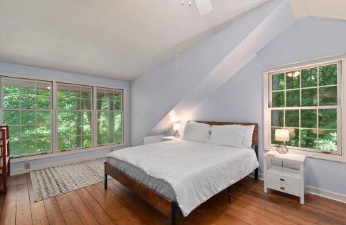 Lynn House | Riverfront Retreat- Pet Friendly- River