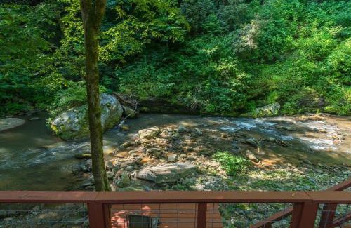 Lynn House | Riverfront Retreat- Pet Friendly- River