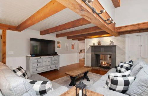 Lynn House | Riverfront Retreat- Pet Friendly- River
