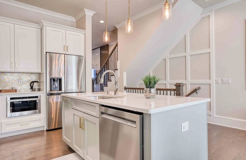 Hitch Village - Fred Wessels Homes House | Riverfront Retreats, Downtown