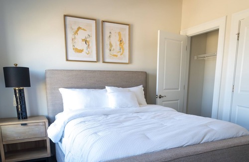 Hitch Village - Fred Wessels Homes House | Riverfront Retreats, Downtown