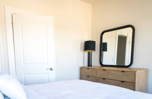 Hitch Village - Fred Wessels Homes House | Riverfront Retreats, Downtown
