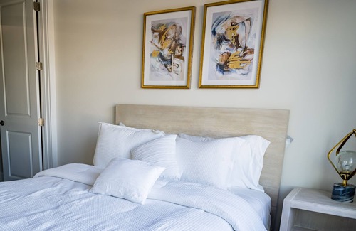 Hitch Village - Fred Wessels Homes House | Riverfront Retreats, Downtown