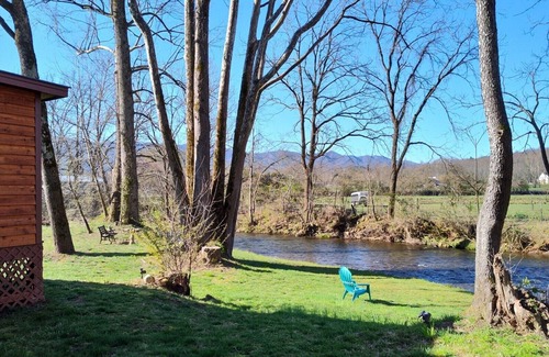 Andrews Cabin | Riverfront Romantic Getaway