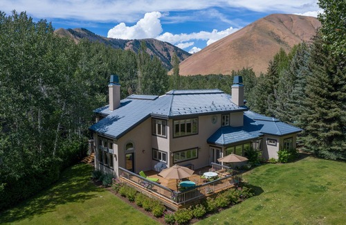Hailey House | Riverfront! Spacious 5BD, 4.5BA pet-friendly vacation home on the Big Wood River