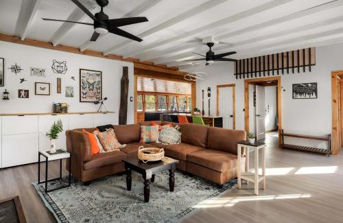 Hedgesville House | Riverfront w Deck Grill Fire pit & Climbing Wall