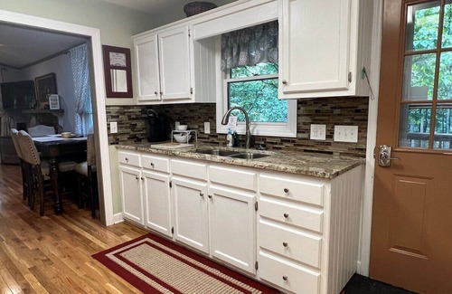 West Jefferson Cabin | RIVERFRONT,WIFI,Hot tub,Dog Friendly,Firepit,Fireplace,Smart TV's,PingPong,