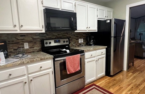 West Jefferson Cabin | RIVERFRONT,WIFI,Hot tub,Dog Friendly,Firepit,Fireplace,Smart TV's,PingPong,