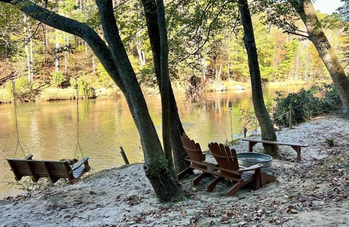 West Jefferson Cabin | RIVERFRONT,WIFI,Hot tub,Dog Friendly,Firepit,Fireplace,Smart TV's,PingPong,
