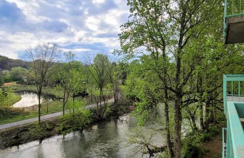 Pigeon Forge Apartment | Rivers Edge Condo 407