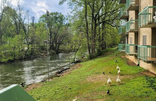 Pigeon Forge Apartment | Rivers Edge Condo 407