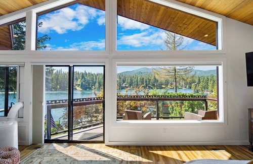 Post Falls House | Rivers Edge Retreat, Luxury Waterfront Estate, Private Dock, Fire pit, Swimming
