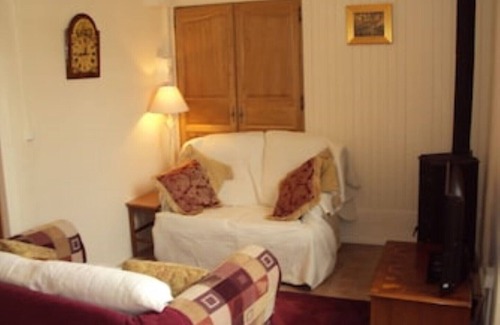Altillac Apartment | Riverside Apartment ‘Rose’ located in a beautiful riverbank setting