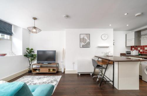Richmond-upon-Thames Apartment | Riverside 1 Bed Basement Flat near Hampton Court Palace