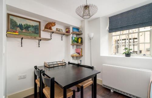Richmond-upon-Thames Apartment | Riverside 1 Bed Basement Flat near Hampton Court Palace